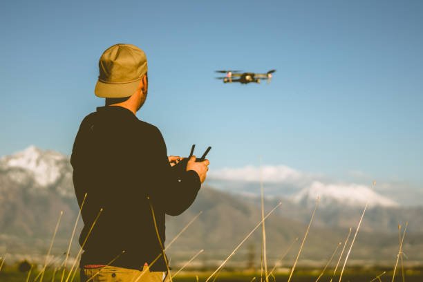 seorang pria yang menerbangkan drone