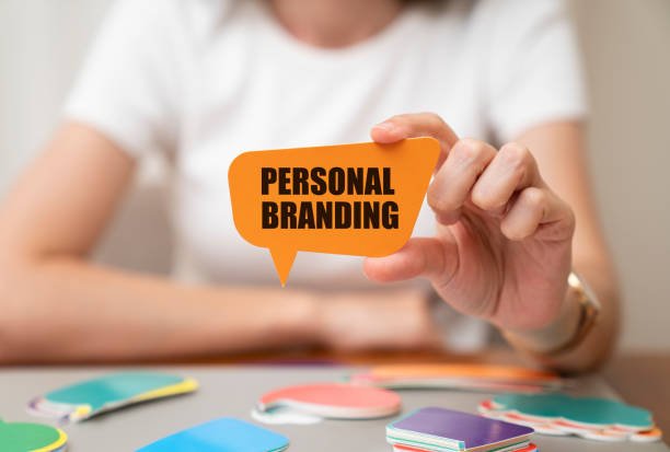 wanita memegang tulisan personal branding